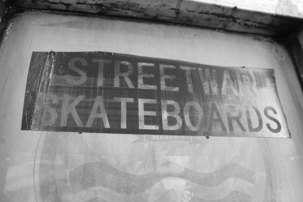 streetwar_backinblackonblack_screen